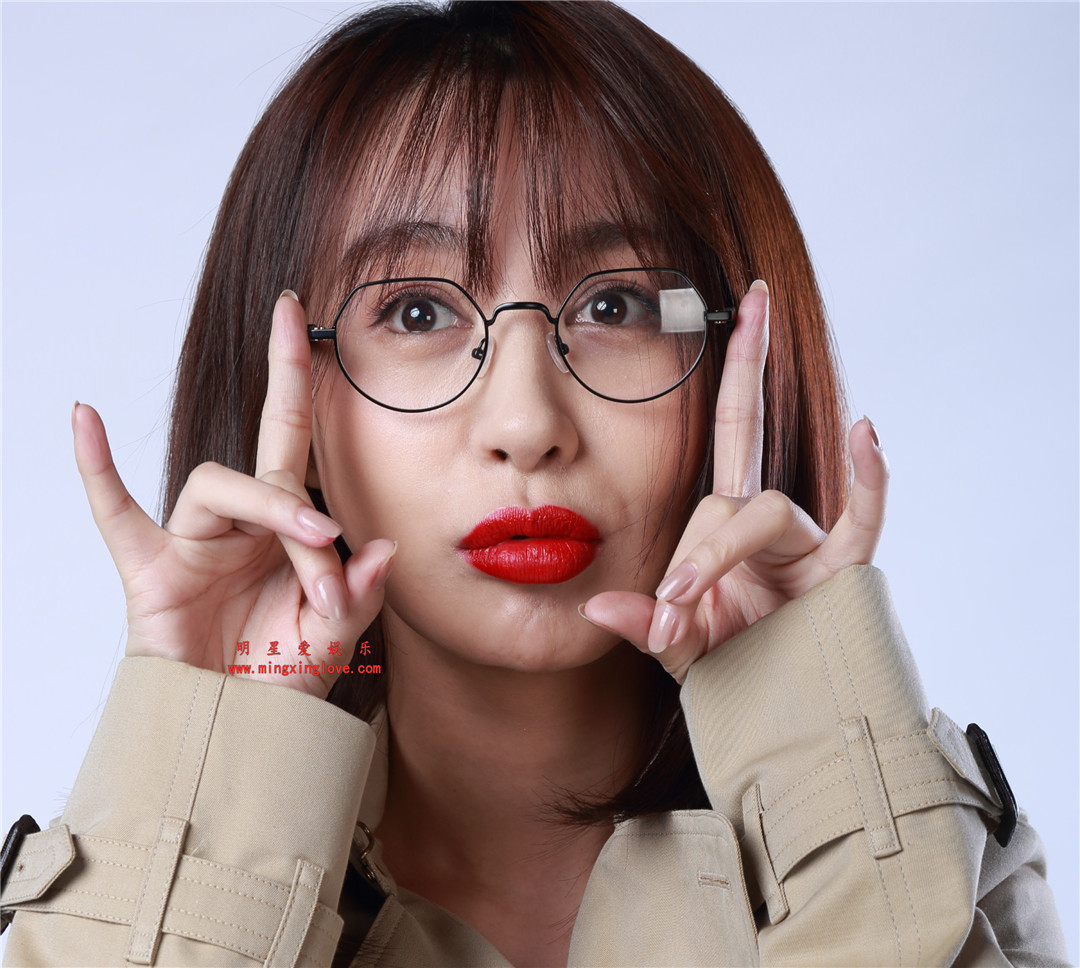 李菲儿参加某综艺节目时拍摄的定妆照花絮照片,短裙大长腿露臀,放大可看清肌肤毛孔,高清4K分辨率原图无修多图下载-明星爱娱乐