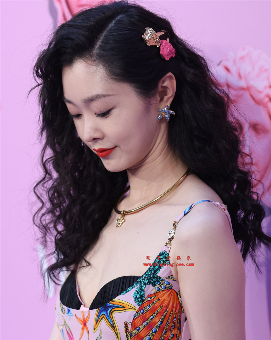 宋轶参加某时尚活动时的走红毯图片花絮，大尺度深V露胸装，可清晰看到乳贴，光脚高跟造型，高清4K分辨率原图无修组图下载（至尊）-明星爱娱乐