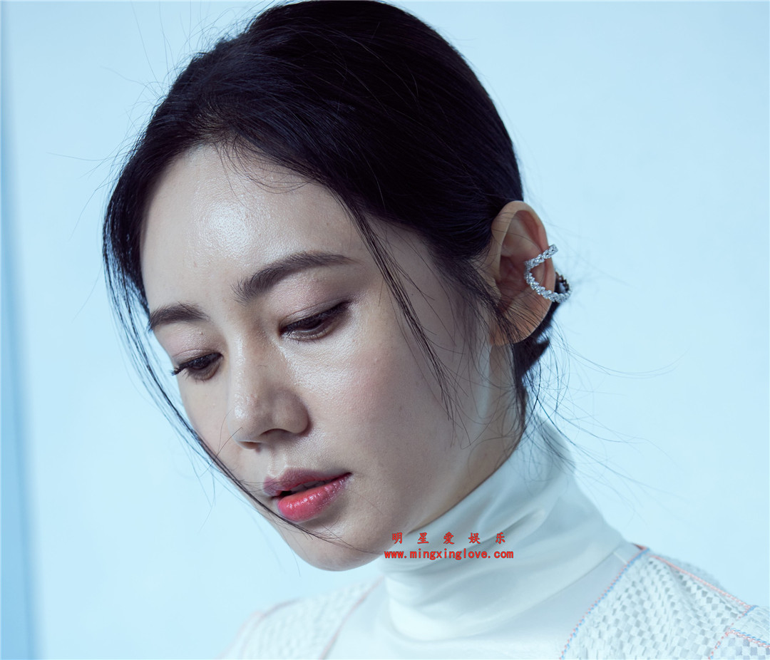 秋瓷炫为某时尚杂志拍摄的封面大片花絮,时尚都市装,光脚高跟多套造型,放大可看清肌肤毛孔,高清8K分辨率原图无修多图下载-明星爱娱乐