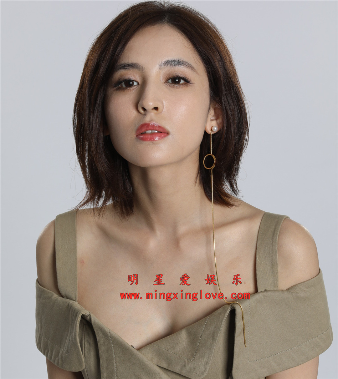 古力娜扎为某杂志拍的时尚大片封面花絮照,大尺度露胸裙,大长腿光脚高跟造型,放大可看清肌肤纹理,高清4K分辨率原图无修多图下载(至尊)-明星爱娱乐