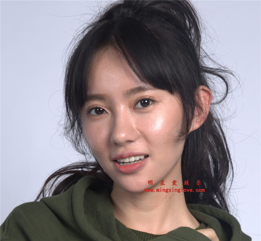 诺澜刘萌萌参加某综艺节目拍摄的定妆照拍摄花絮照片,黑丝渔网袜,大长腿放大可看清肌肤纹理,高清4K分辨率原图无修组图下载-明星爱娱乐