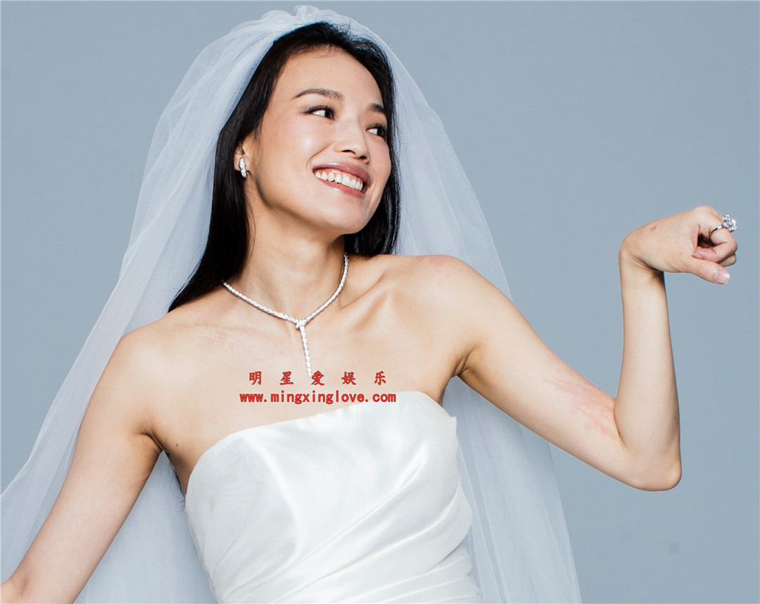 舒淇为某电影拍摄的定妆照拍摄花絮照片,露肩长裙,放大可看清肌肤纹理,高清4K分辨率原图无修组图下载-明星爱娱乐