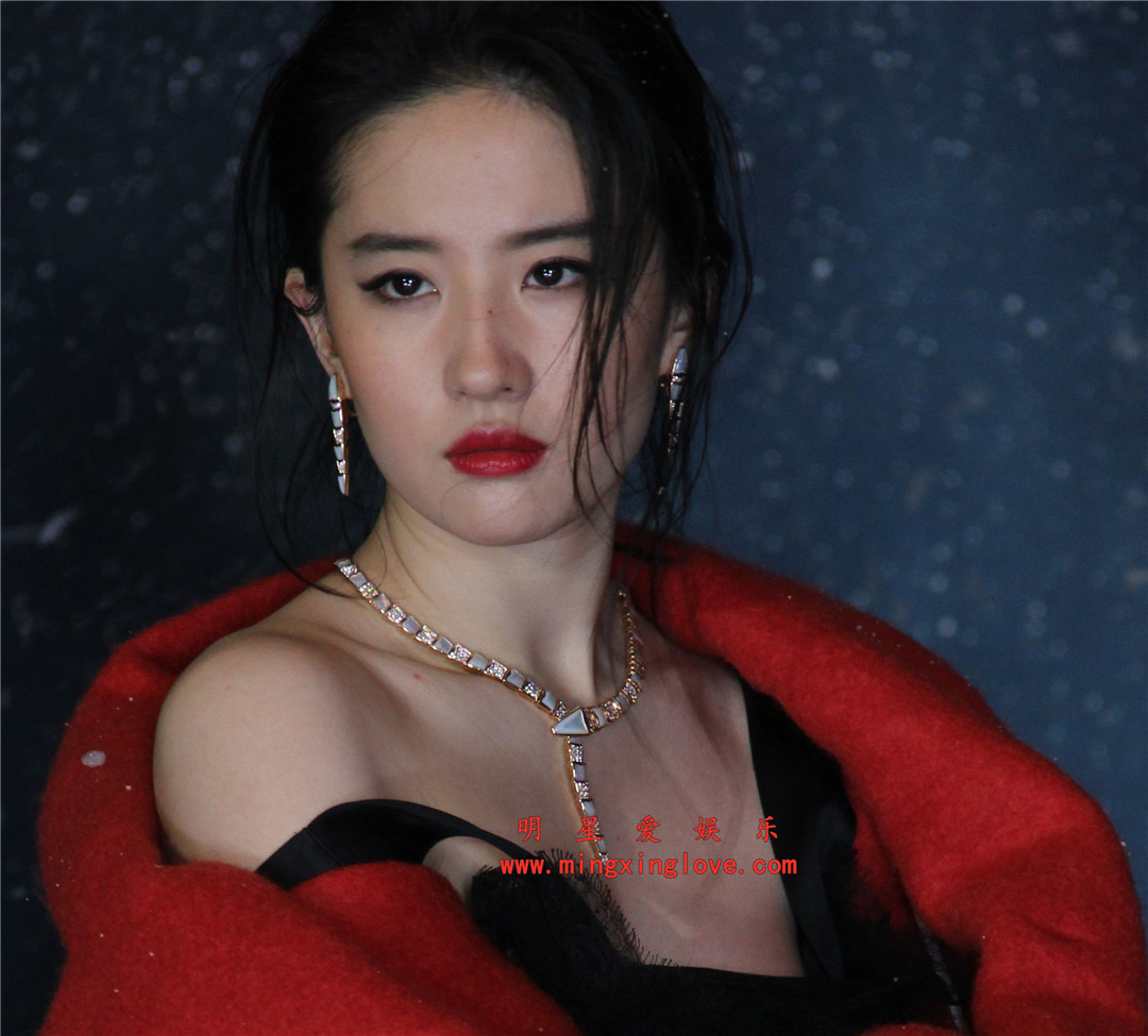 刘亦菲为某时尚杂志拍摄的封面写真大片花絮照片,低胸爆乳红裙,大长腿光脚高跟造型,放大可看清肌肤纹理,高清4K分辨率原图无修多图下载(至尊)-明星爱娱乐