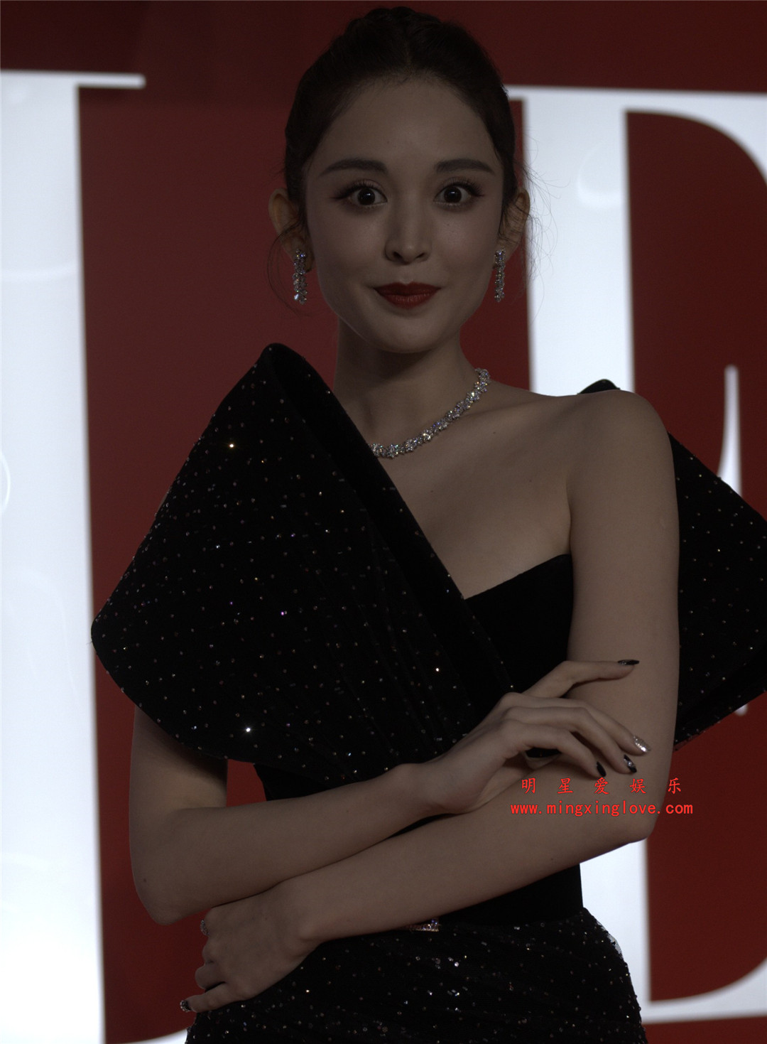 古力娜扎参加ELLE时尚盛典时的走红毯照片花絮,露肩露背短裙,大长腿光脚高跟造型,放大可看清肌肤纹理,高清8K分辨率原图无修组图下载-明星爱娱乐