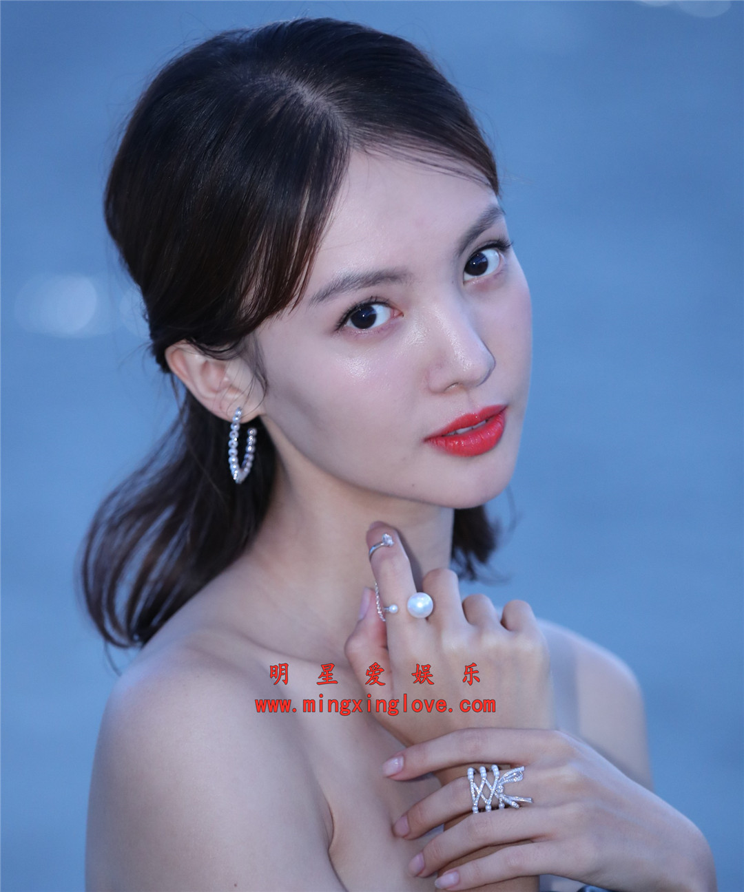 金晨在某国际电影节上拍摄的海边写真照片花絮,抹胸露背长裙,放大可看清肌肤纹理,高清4K分辨率原图无修组图下载(至尊)-明星爱娱乐