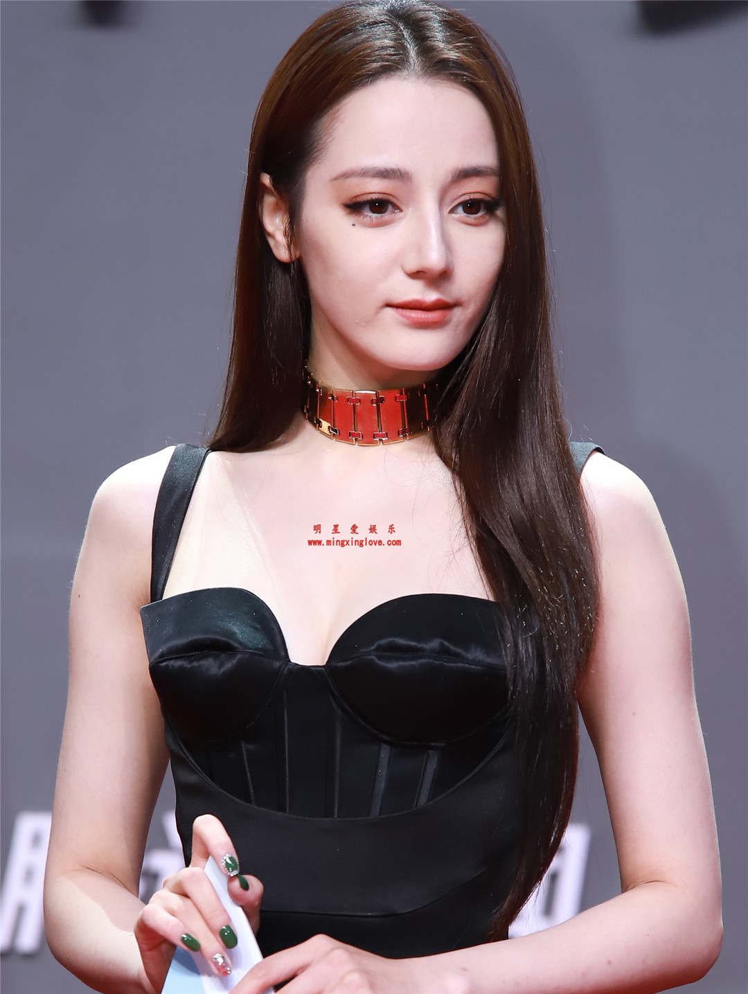 迪丽热巴参加腾讯视频时尚盛典时红毯照片花絮,吊带露胸长裙,大长腿光脚高跟造型,高清4K分辨率原图无修多图下载-明星爱娱乐