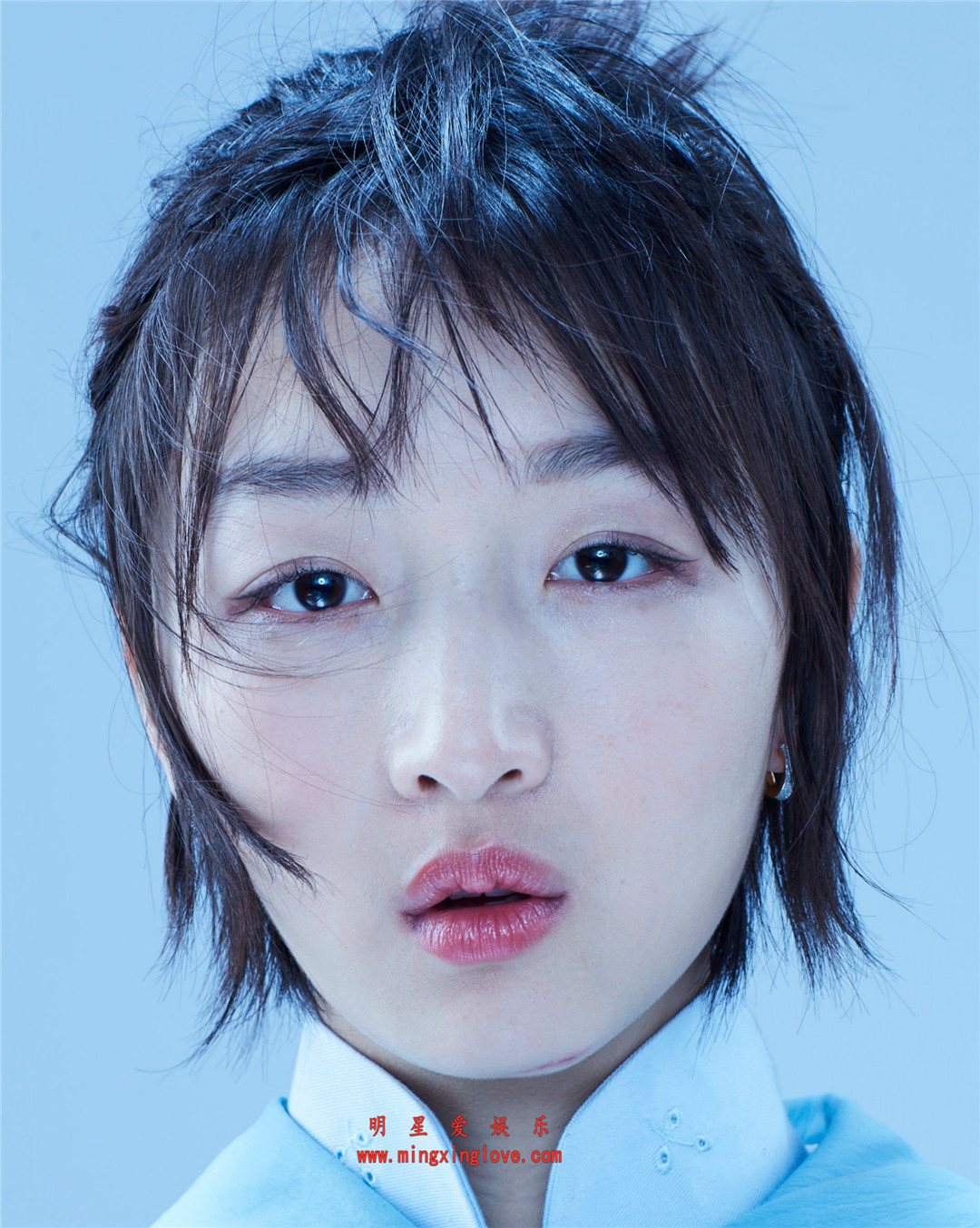 周冬雨为某游戏代言拍摄的定妆照花絮照片,蓝色服饰大长腿,放大可看清肌肤纹理,高清4K分辨率原图无修多图下载-明星爱娱乐