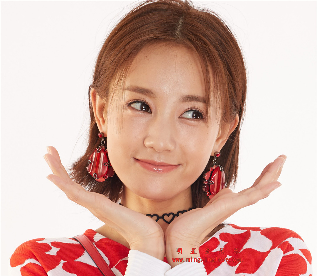 李一桐为某时尚杂志拍摄得写真封面花絮照片,大长腿光脚高跟造型,放大可看清肌肤纹理,高清4K分辨率原图无修组图下载-明星爱娱乐