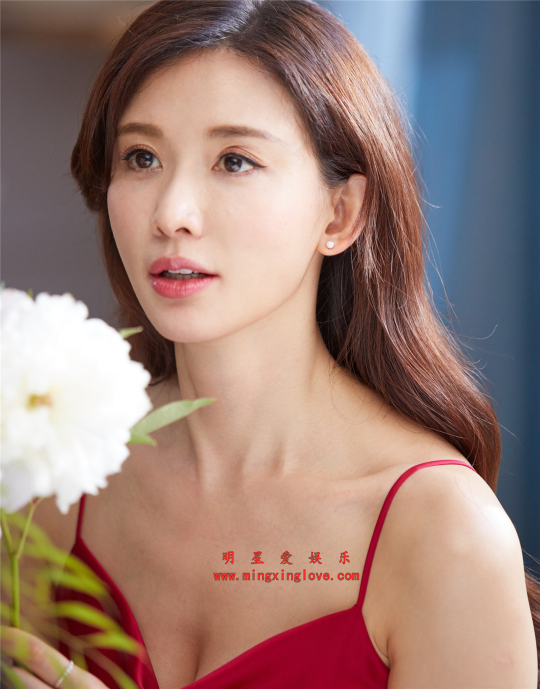 林志玲为某产品拍摄广告片拍摄花絮,睡裙吊带露胸装,放大可看清肌肤纹理,高清8K分辨率原图无修多图下载(至尊)-明星爱娱乐
