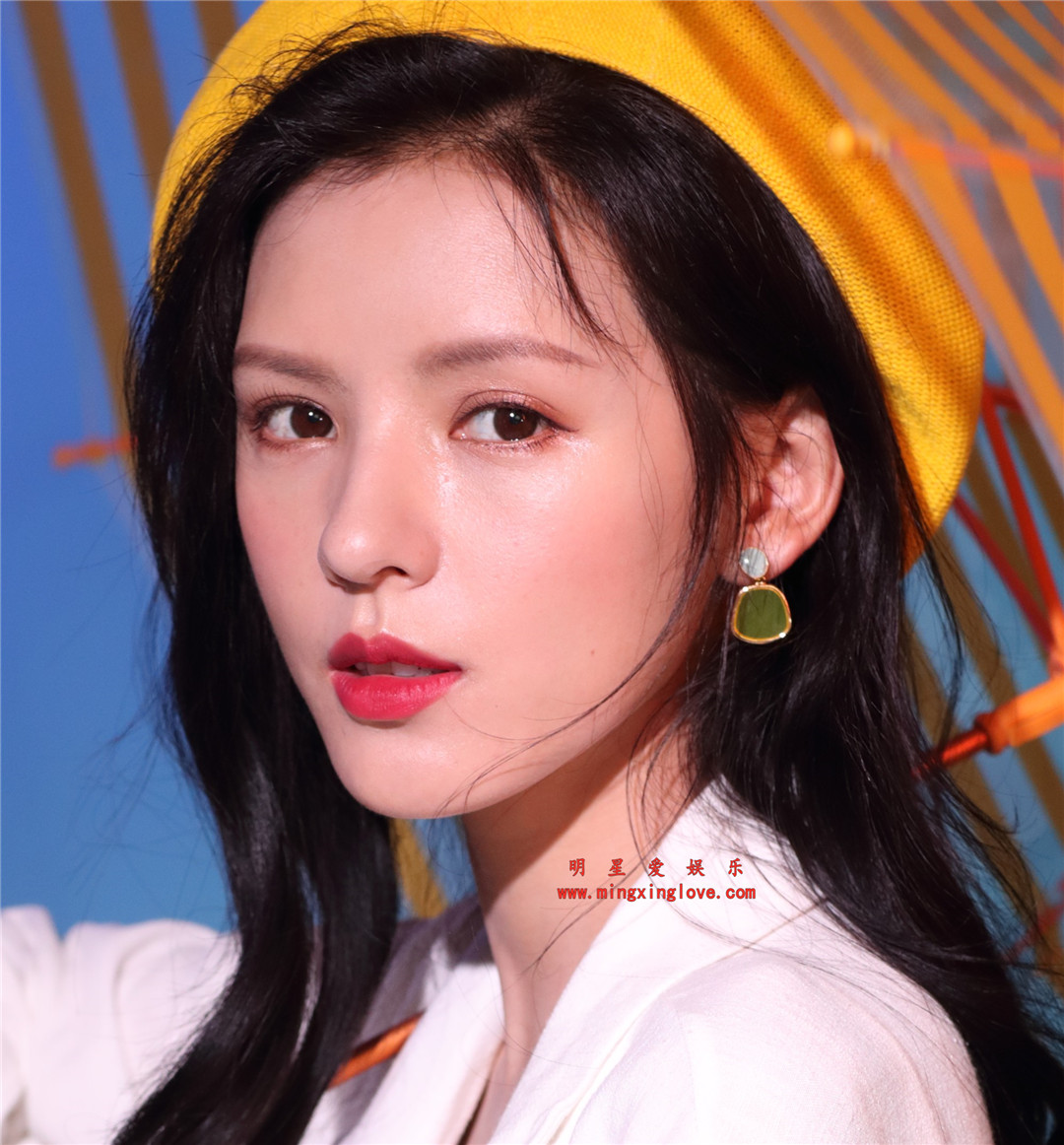 张予曦为某时尚杂志拍摄的封面花絮照片,大长腿漏美臀,放大可看清肌肤纹理,高清4K分辨率原图无修组图下载-明星爱娱乐