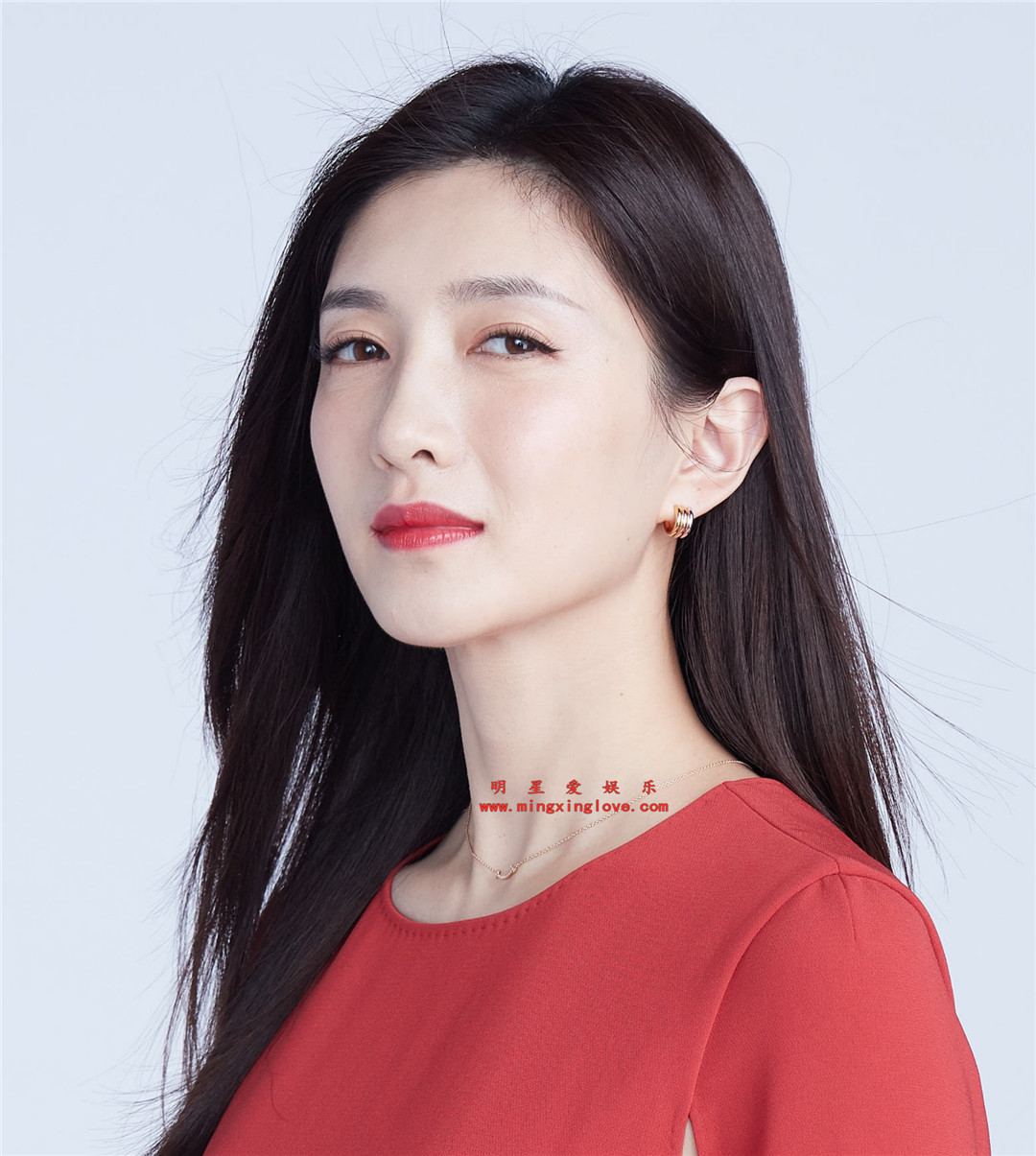 江疏影为某电视剧拍摄的定妆照拍摄花絮照片,时尚红色长裙,大长腿光脚高跟造型,高清4K分辨率原图无修多图下载-明星爱娱乐