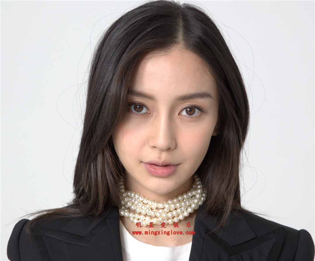 Angelababy为某电视剧拍摄的定妆照照片花絮,时尚都市装,超短牛仔裤大长腿,放大可看清肌肤纹理,高清4K分辨率原图无修组图下载(至尊)-明星爱娱乐