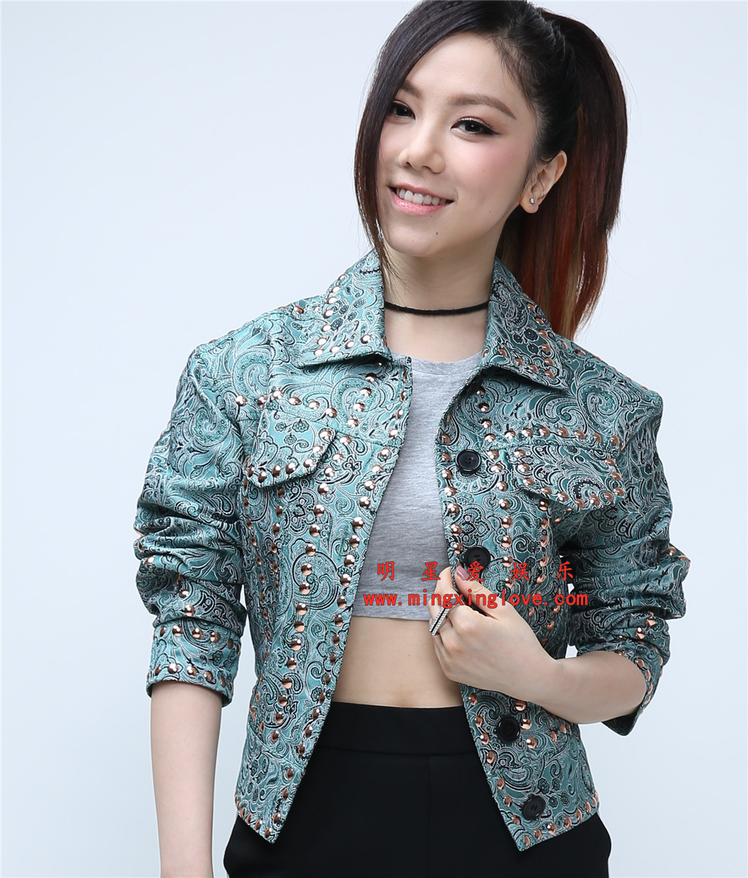 邓紫棋参加某音乐综艺节目时拍摄的定妆照拍摄花絮照片,光脚高跟、运动背心造型,高清4K分辨率原图无修组图下载-明星爱娱乐