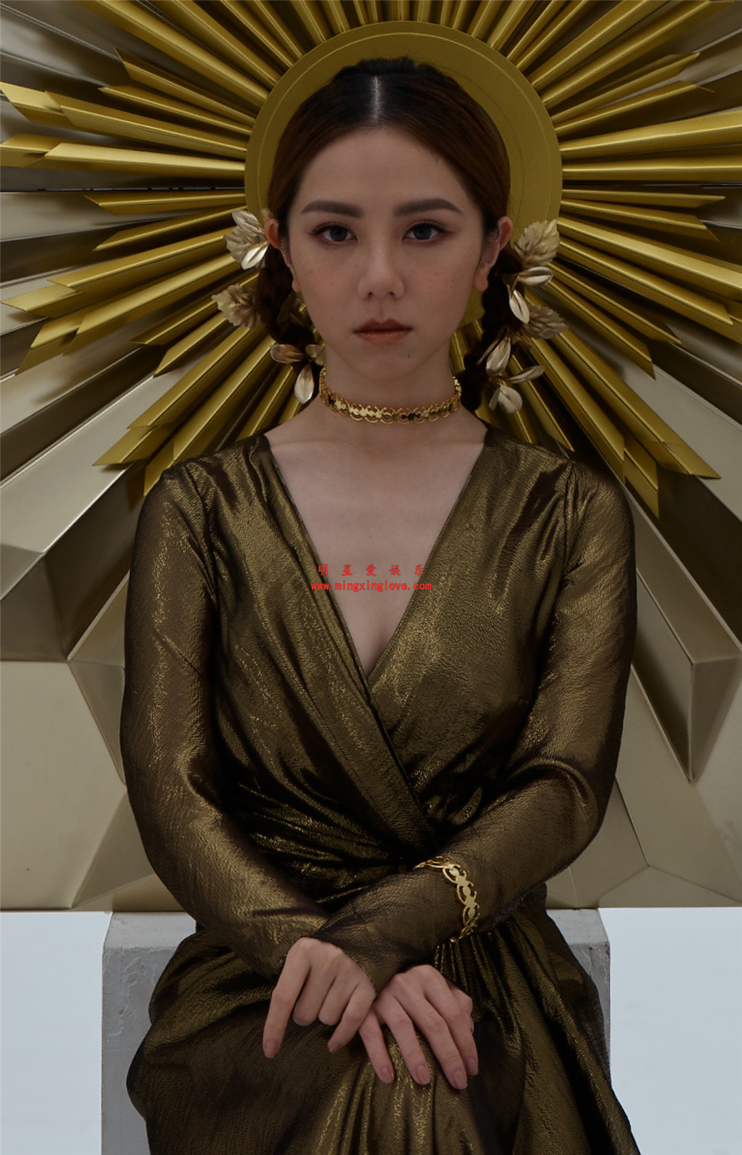 邓紫棋在拍摄专辑《摩天动物园》时拍摄的专辑封面花絮照片，大尺度深V露胸造型，高清4K分辨率原图无修组图下载（至尊）-明星爱娱乐