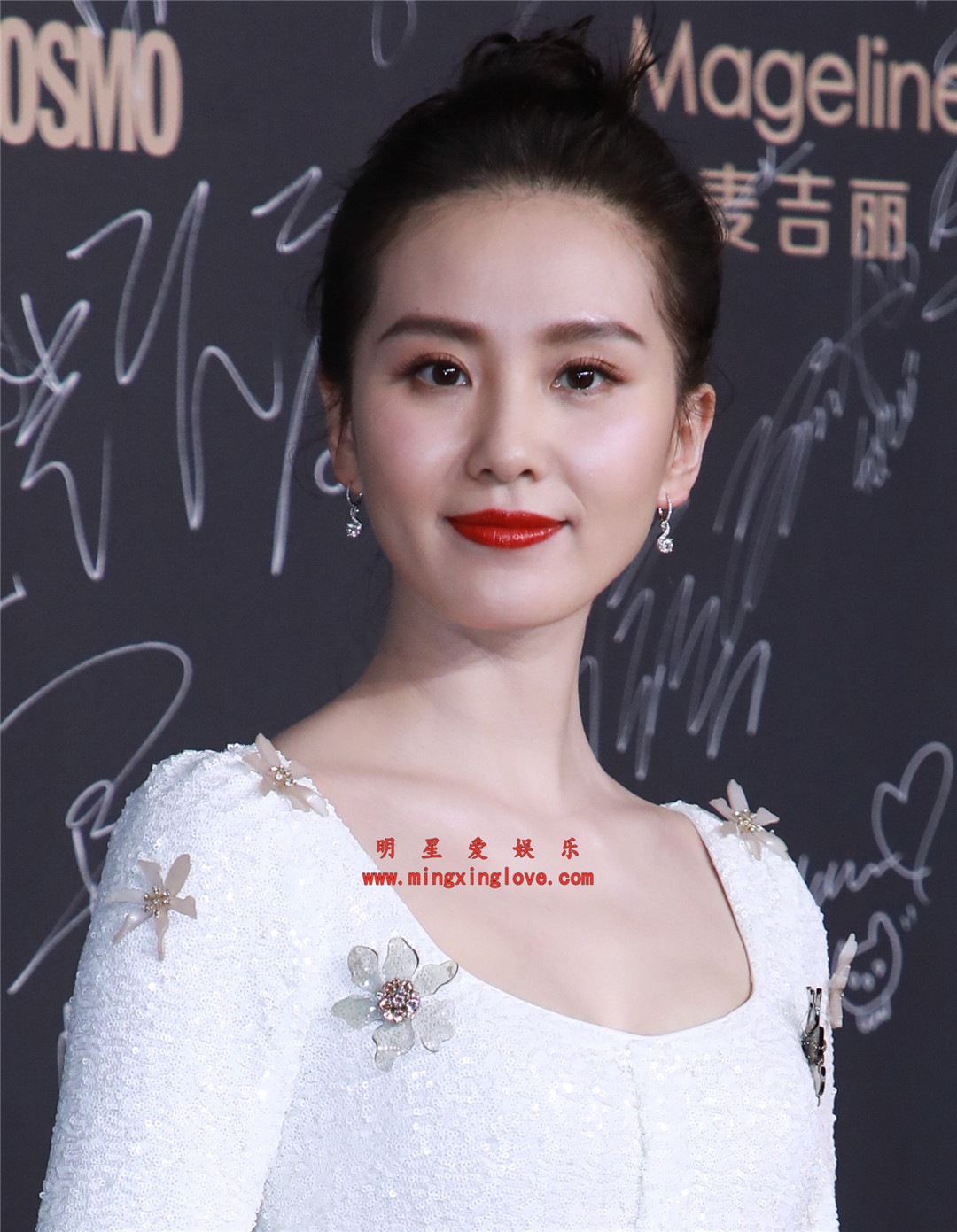 刘诗诗参加COSMO时尚盛典上的走红毯花絮照片，时尚露胸长裙，高清4K分辨率原图无修组图下载-明星爱娱乐