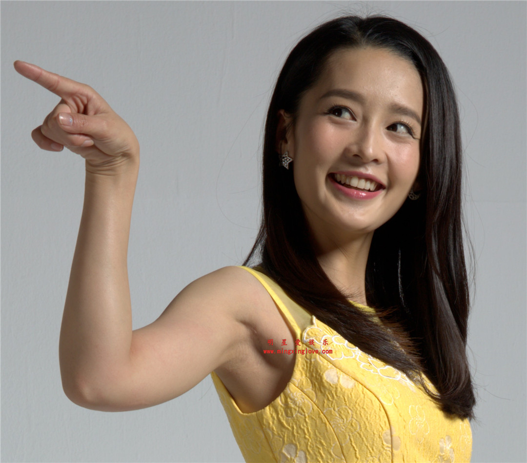李沁参加某综艺节目时拍摄的定妆照拍摄花絮照片，黄色短裙，大长腿光脚高跟造型，放大可看清肌肤纹理，高清4K分辨率原图无修组图下载（至尊）-明星爱娱乐