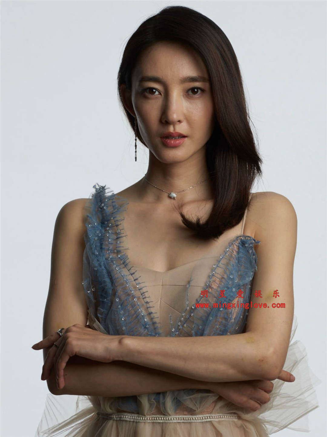 王丽坤为某时尚杂志拍摄的写真封面大片花絮照，大尺度透明蕾丝吊带裙，放大可看清肌肤纹理，高清4K分辨率原图无修组图下载（至尊）-明星爱娱乐