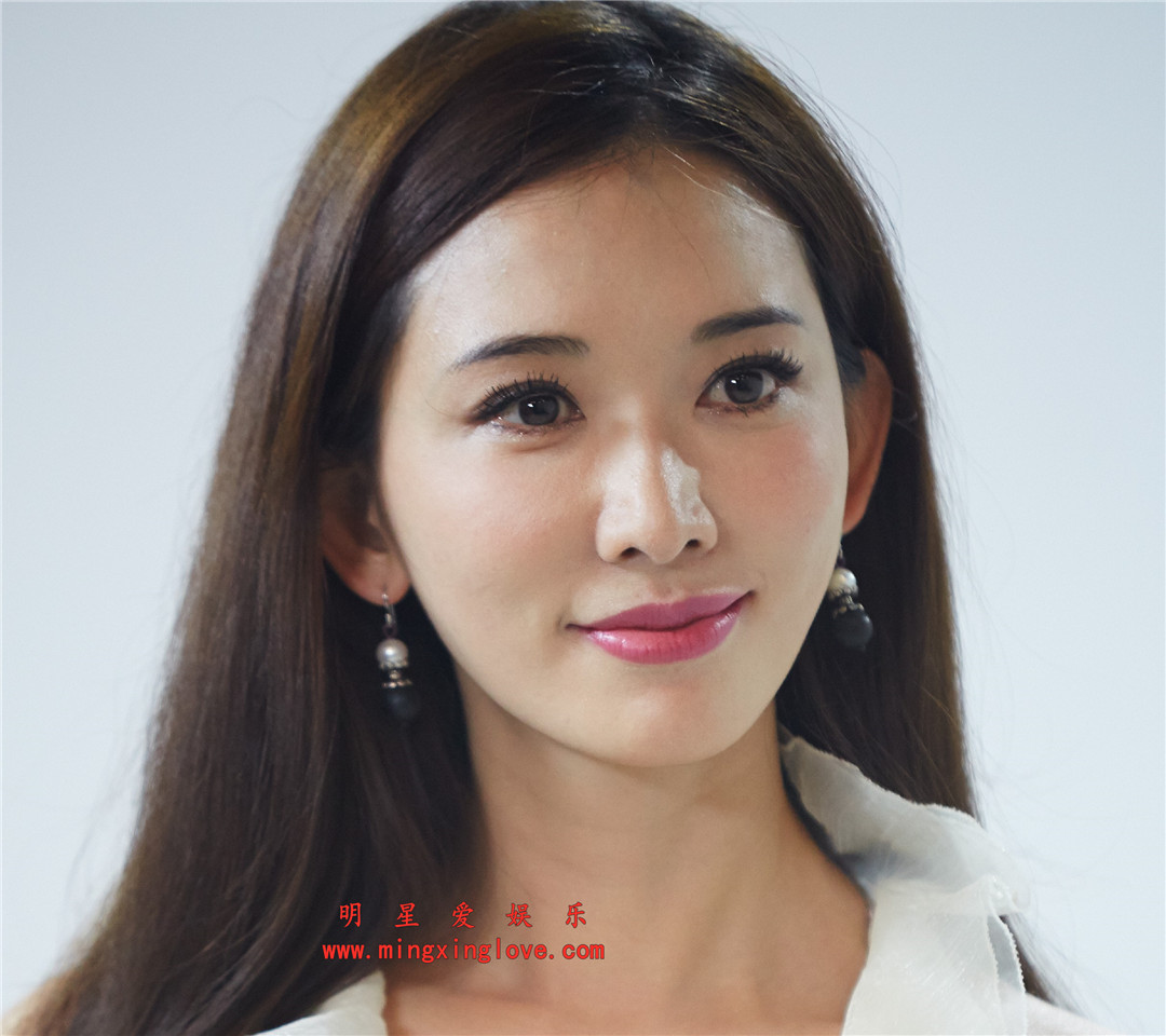 林志玲参加某综艺节目时拍摄定妆照拍摄花絮,大尺度露胸装,放大可看清肌肤纹理,高清4K分辨率原图无修组图下载-明星爱娱乐