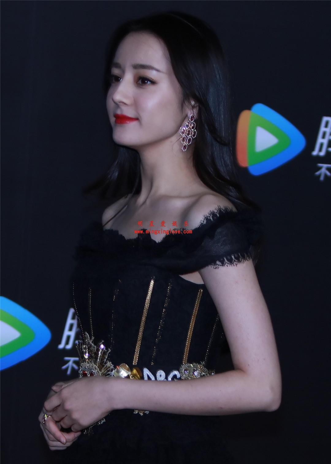 迪丽热巴参加腾讯视频时尚盛典时拍摄的走红毯花絮照片,露肩时尚长裙,放大可看清肌肤纹理,高清4K分辨率原图无修组图下载(至尊)-明星爱娱乐