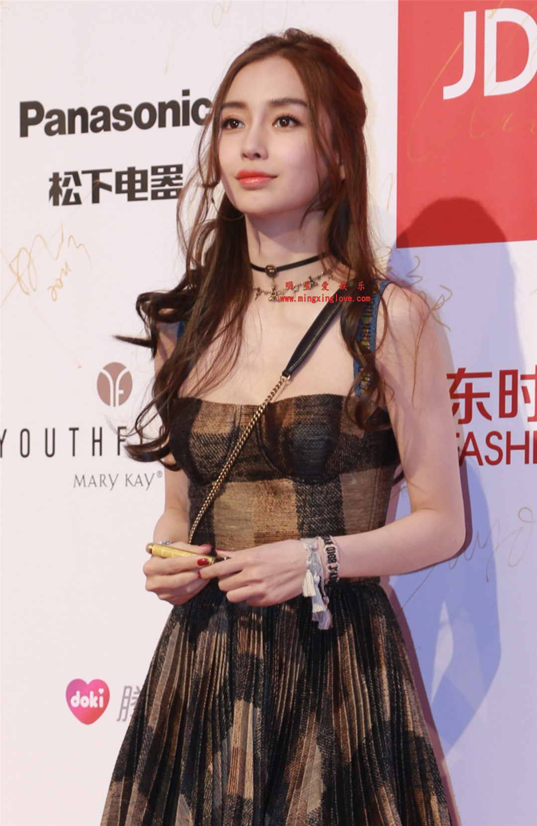 Angelababy参加某时尚活动时拍摄的红毯照花絮照片,露胸小短裙,光脚高跟造型,高清4K分辨率原图无修组图下载-明星爱娱乐
