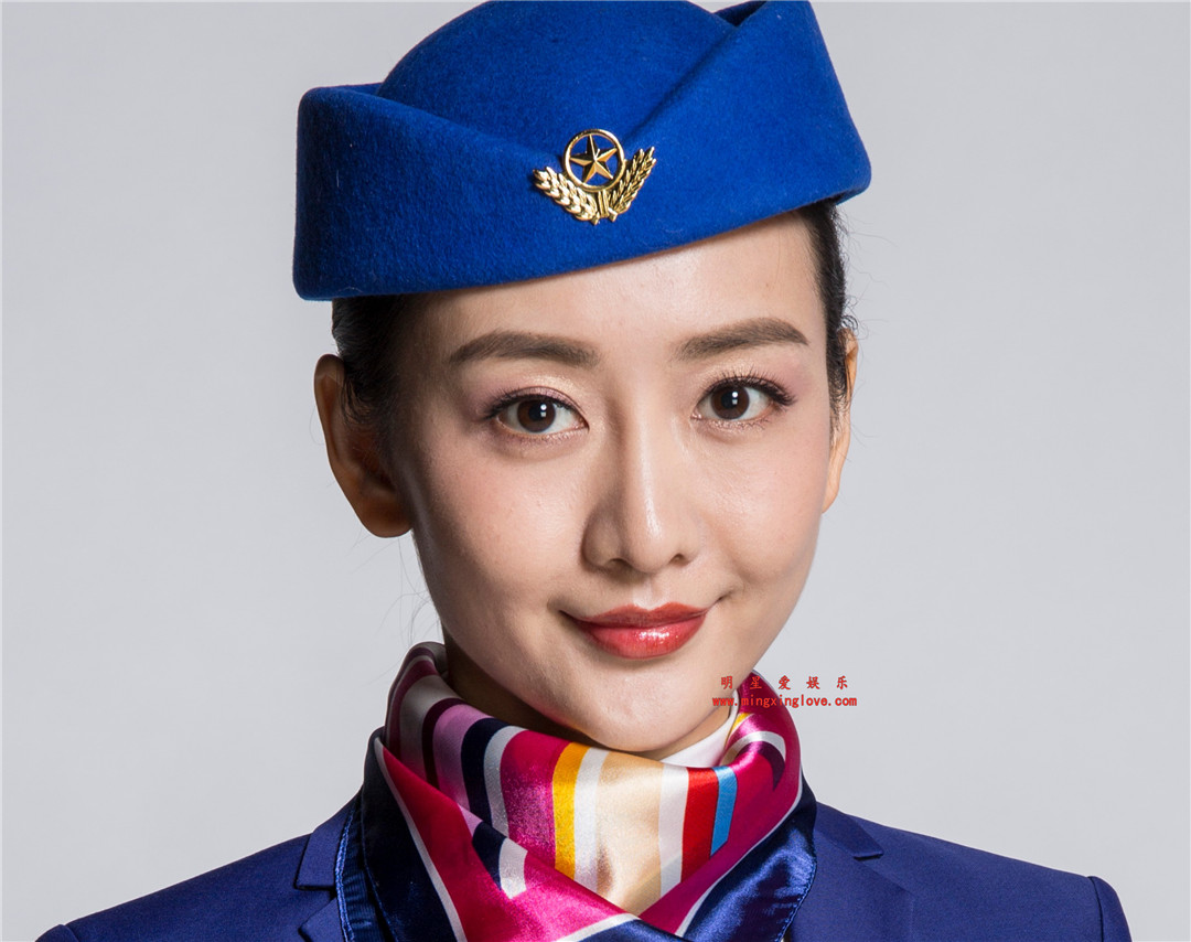 王鸥参加某综艺节目时拍摄定妆照拍摄花絮照片,空姐装大长腿造型,放大可看清肌肤纹理,高清4K分辨率原图无修组图下载-明星爱娱乐