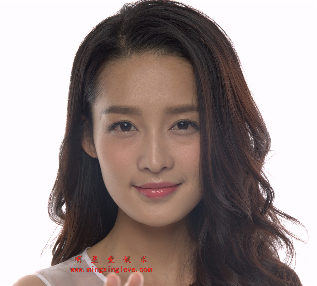 李沁参加某综艺节目时拍摄的定妆照拍摄照片,性感露肩裙,放大可看清肌肤毛孔,高清4K分辨率原图无修组图下载-明星爱娱乐