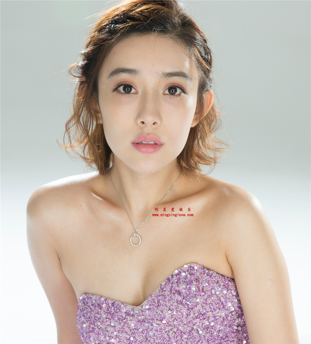 孟子义拍摄某性感写真照拍摄花絮照片,大尺度露胸露背紫裙,放大可看清肌肤纹理,高清4K分辨率原图无修多图下载(至尊)-明星爱娱乐