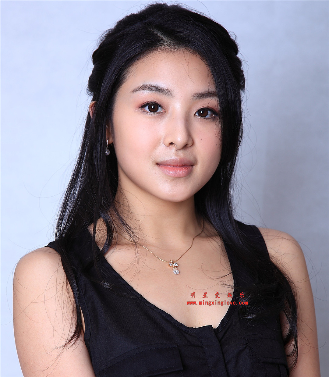 张含韵为某时尚杂志拍摄的写真照拍摄花絮,短裙、旗袍、光脚高跟等多种造型,高清4K分辨率原图无修多图下载(至尊)-明星爱娱乐