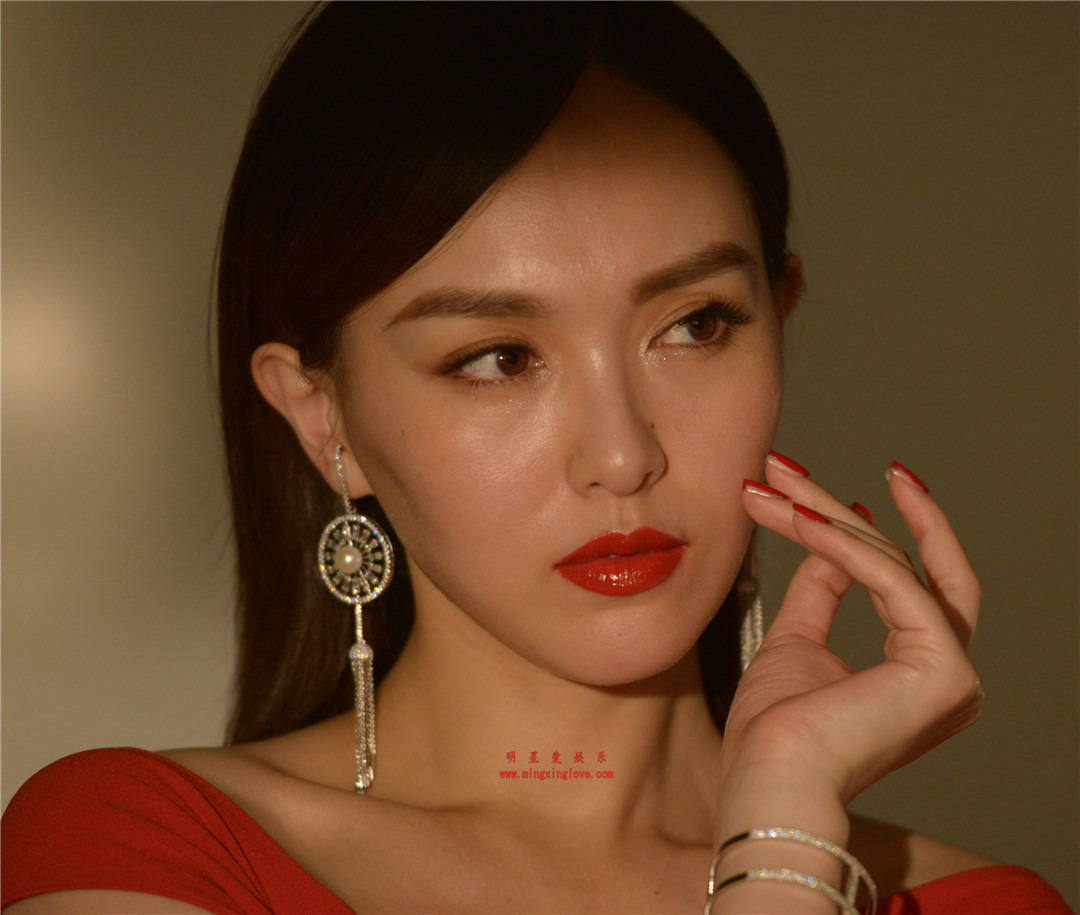 唐嫣为某时尚杂志拍摄的写真大片封面花絮照片,性感红裙露背装,放大可看清肌肤纹理,高清4K分辨率原图无修组图下载(至尊)-明星爱娱乐