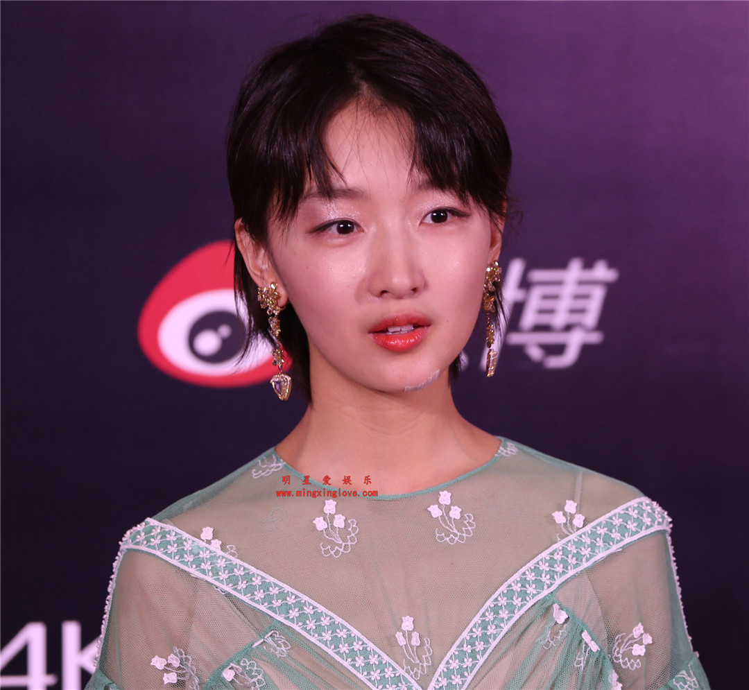 周冬雨参加微博之夜上的走红毯拍摄花絮照片,透明透视长裙装,高清4K分辨率原图无修组图下载-明星爱娱乐
