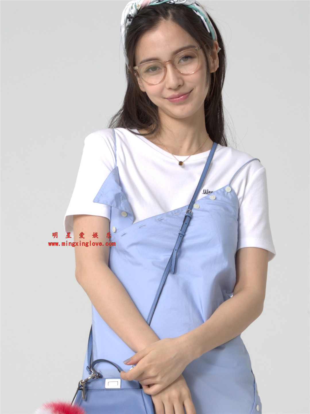 Angelababy为某电视剧拍摄的定妆照拍摄花絮照片,可爱长裙装造型,放大可看清肌肤纹理,高清4K分辨率原图无修组图下载(至尊)-明星爱娱乐