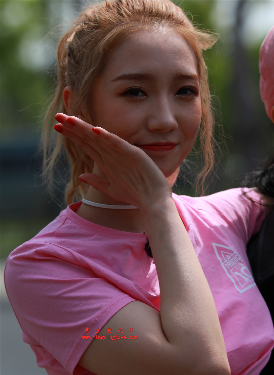 孟美琪参加创造101时的外拍花絮照及拍摄VOGUE写真照片,时尚短裙大长腿,放大可看清肌肤纹理,高清4K分辨率原图无修组图下载-明星爱娱乐