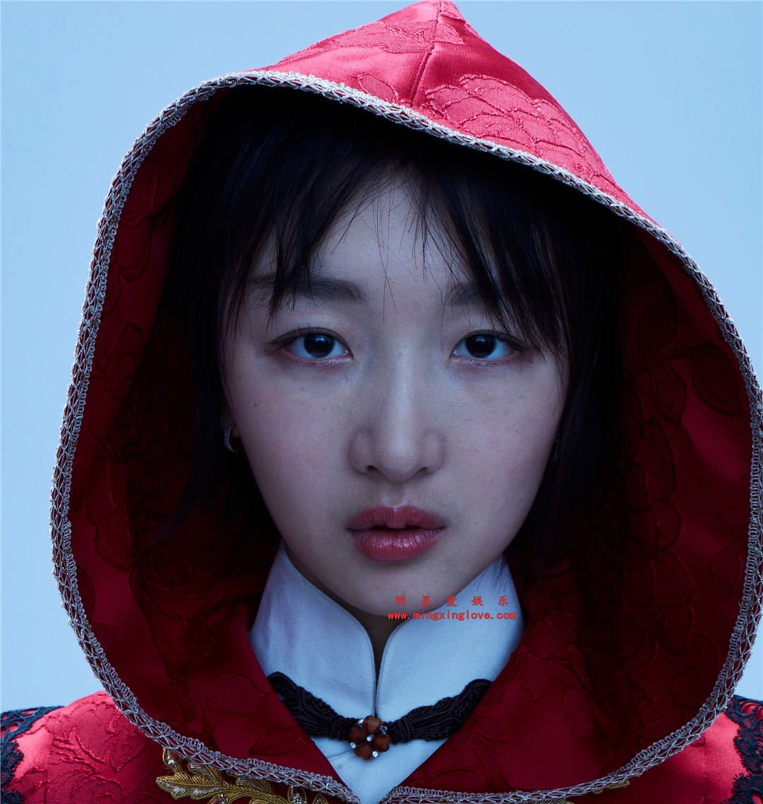 周冬雨为某电视剧拍摄的定妆照拍摄花絮照片，剧中各种形象照高清面部特写，高清4K分辨率原图无修组图下载-明星爱娱乐