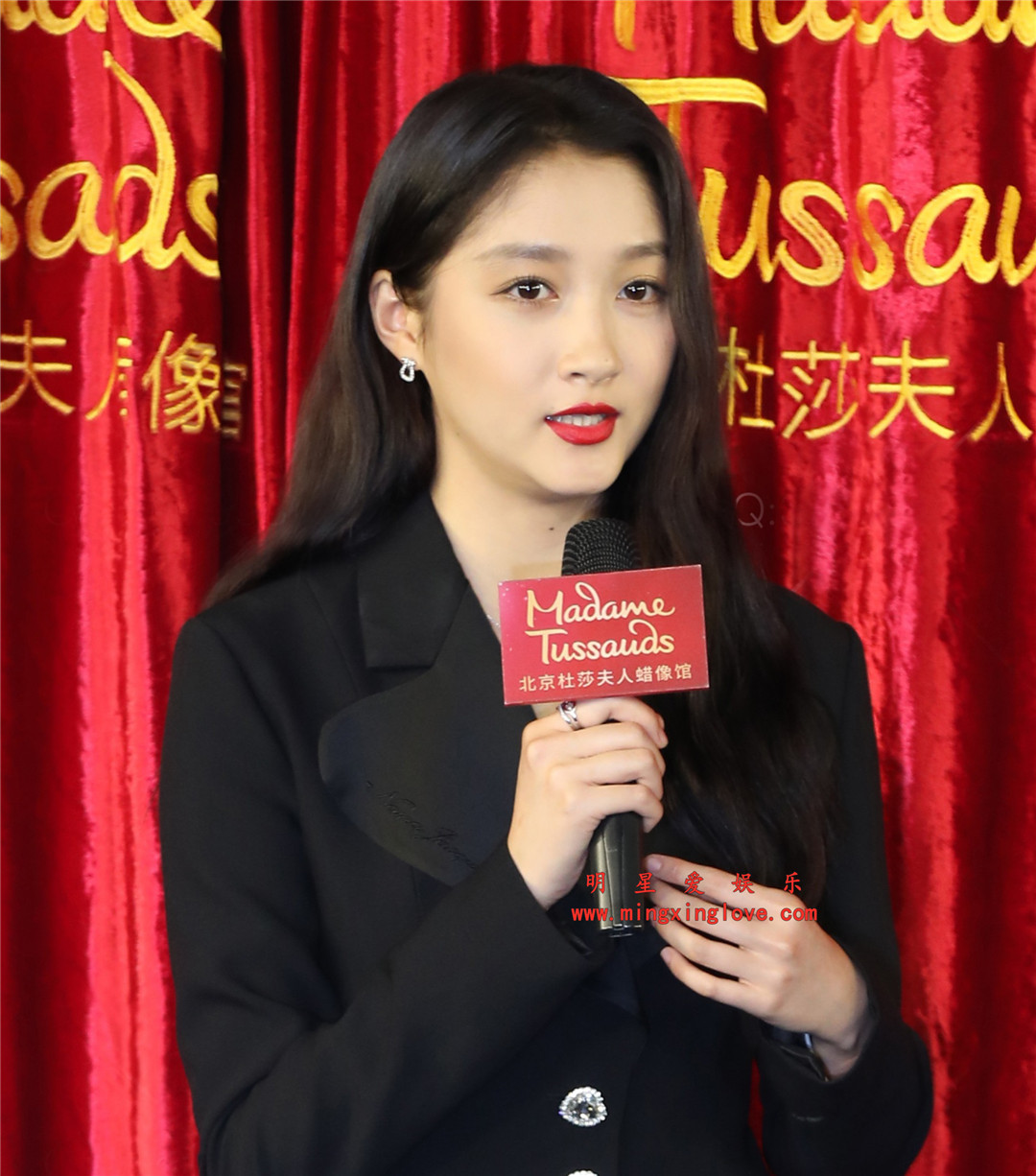 关晓彤杜莎夫人蜡像馆现场活动花絮照片,大长腿黑丝高跟造型,高清4K分辨率原图无修组图下载-明星爱娱乐