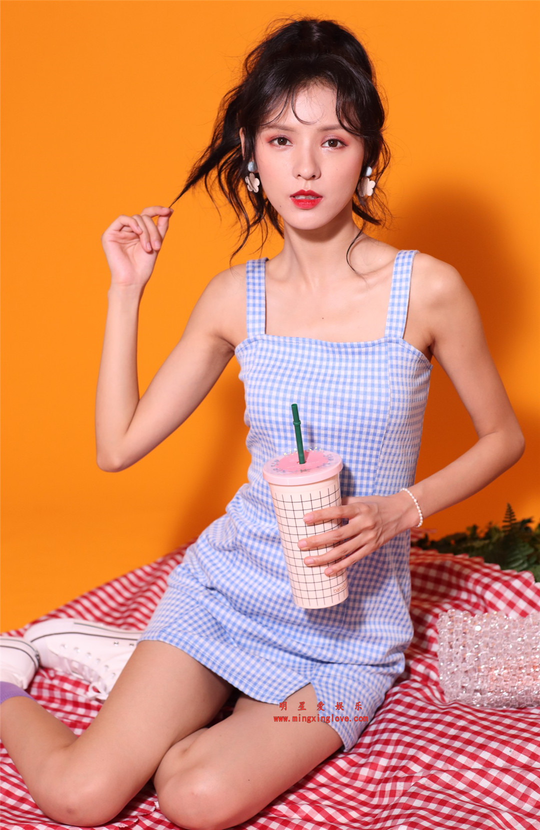 张予曦为某品牌化妆品拍摄的宣传照花絮照片，大尺度吊带短裙，放大可看清肌肤纹理，高清4K分辨率原图无修组图下载（至尊）-明星爱娱乐