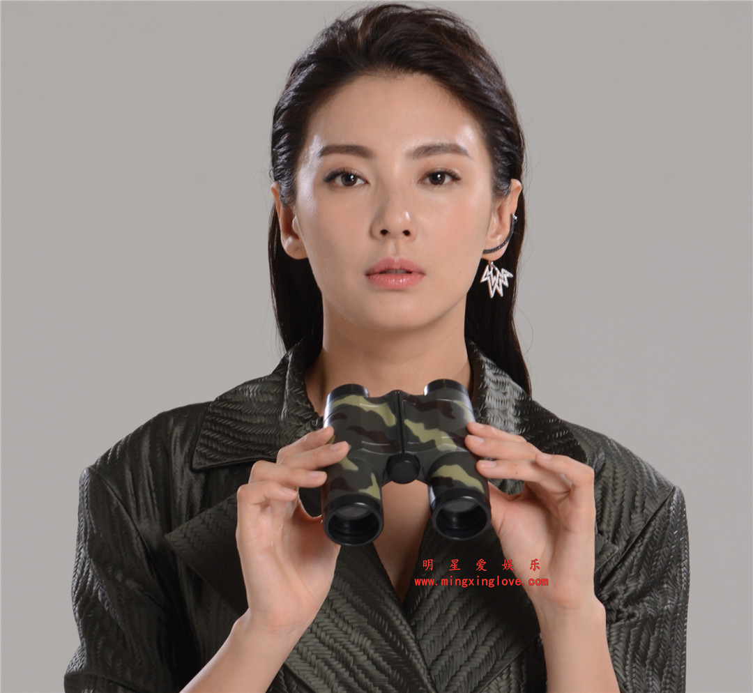 张雨绮为某电视剧拍的的定妆照拍摄花絮照片,时尚连衣裙,光脚高跟造型,高清4K分辨率原图无修组图下载-明星爱娱乐
