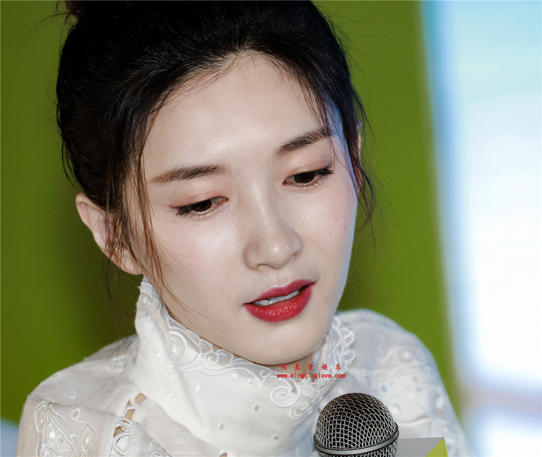 江疏影参加某时尚活动时拍摄的现场花絮照片,短裙大长腿光脚高跟,高清特写放大可看清肌肤绒毛,高清8K分辨率原图无修组图下载(至尊)-明星爱娱乐