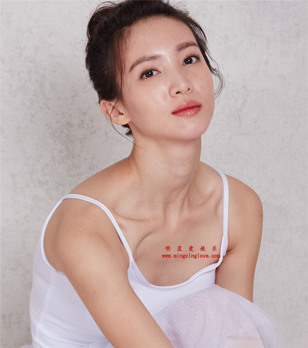 金晨参加某综艺节目时拍摄的定妆照拍摄花絮,吊带透明裙,肉色丝袜造型,放大可看清肌肤纹理,高清8K分辨率原图修组图下载(至尊)-明星爱娱乐