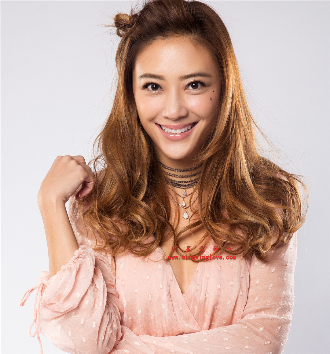 应采儿参加某综艺节目时拍摄定妆照拍摄花絮,露胸、露肩、短裙等造型,放大可看清肌肤纹理,高清4K分辨率原图无修组图下载-明星爱娱乐