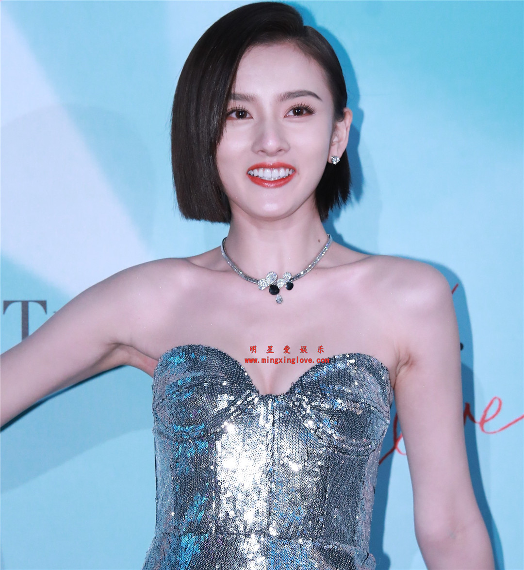宋祖儿参加某时尚活动时的走红毯照片花絮,大尺度露胸短裙,光脚高跟造型,高清4K分辨率原图无修组图下载(至尊)-明星爱娱乐