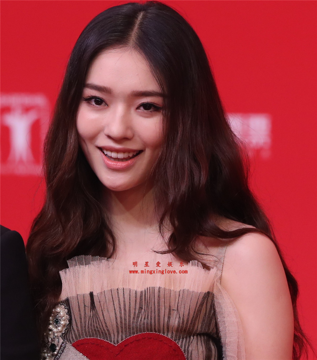林允参加某电影节开幕式上的走红毯花絮照片，露肩长裙造型，高清4K分辨率原图无修组图下载-明星爱娱乐