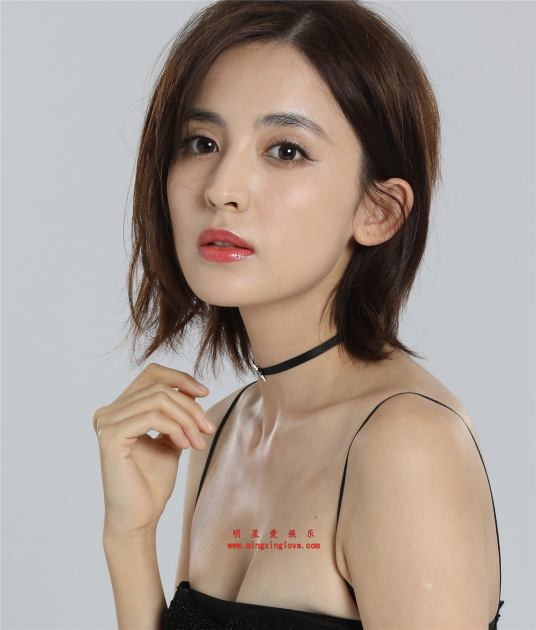 古力娜扎为某时尚杂志拍摄的封面大片拍摄花絮照,大尺度吊带露胸裙,放大可看清肌肤纹理,高清4K分辨率原图无修多图下载(至尊)-明星爱娱乐