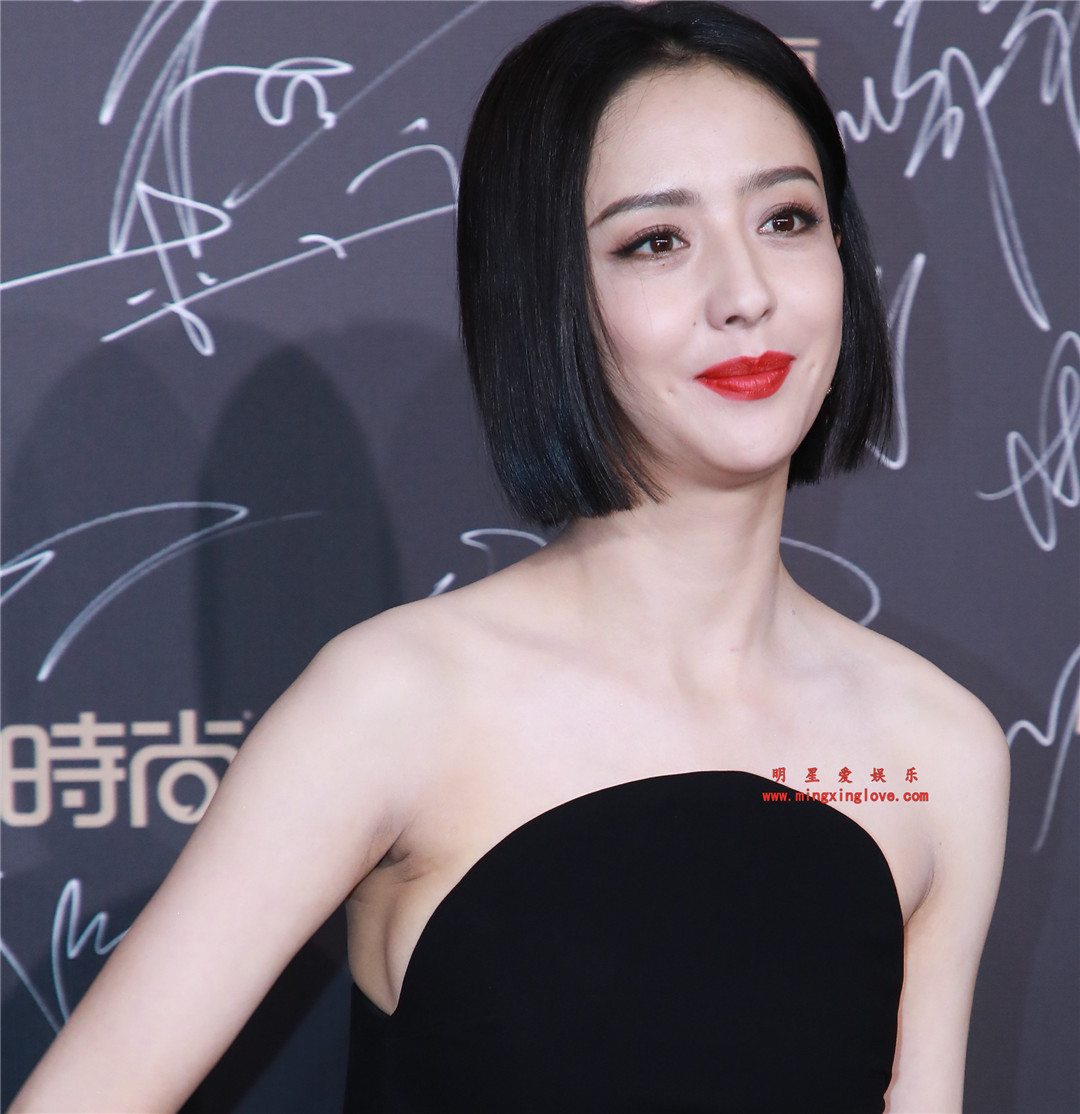 佟丽娅参加COSMO时尚盛典时的走红毯花絮照片,大尺度露背开叉晚礼服,大长腿光脚高跟造型,高清4K分辨率原图无修组图下载(至尊)-明星爱娱乐