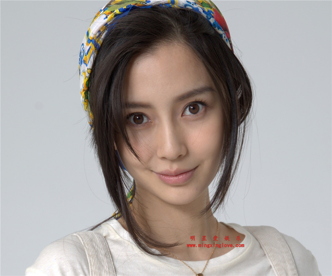 Angelababy为某电视剧拍的定妆照拍摄花絮照片,清凉时尚都市装,光腿凉拖造型,放大可看清肌肤纹理,高清4K分辨率原图无修组图下载(至尊)-明星爱娱乐