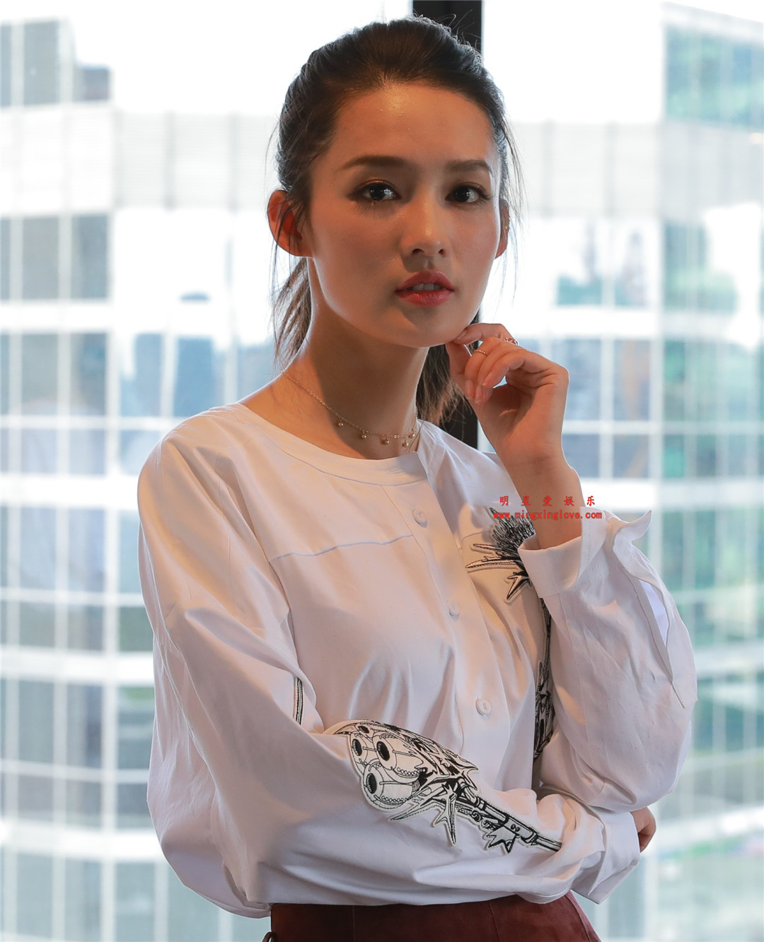李沁参加某参访谈节目时拍摄的花絮照片，短裙光脚高跟造型，高清4K分辨率原图无修组图下载-明星爱娱乐