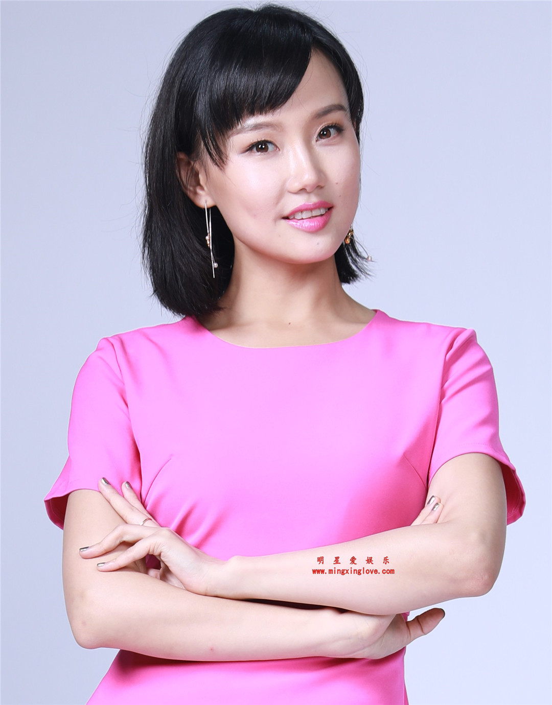 黄玲参加某综艺节目时拍摄的定妆照拍摄花絮照片,粉色短裙,光脚高跟造型,高清4K分辨率原图无修组图下载-明星爱娱乐