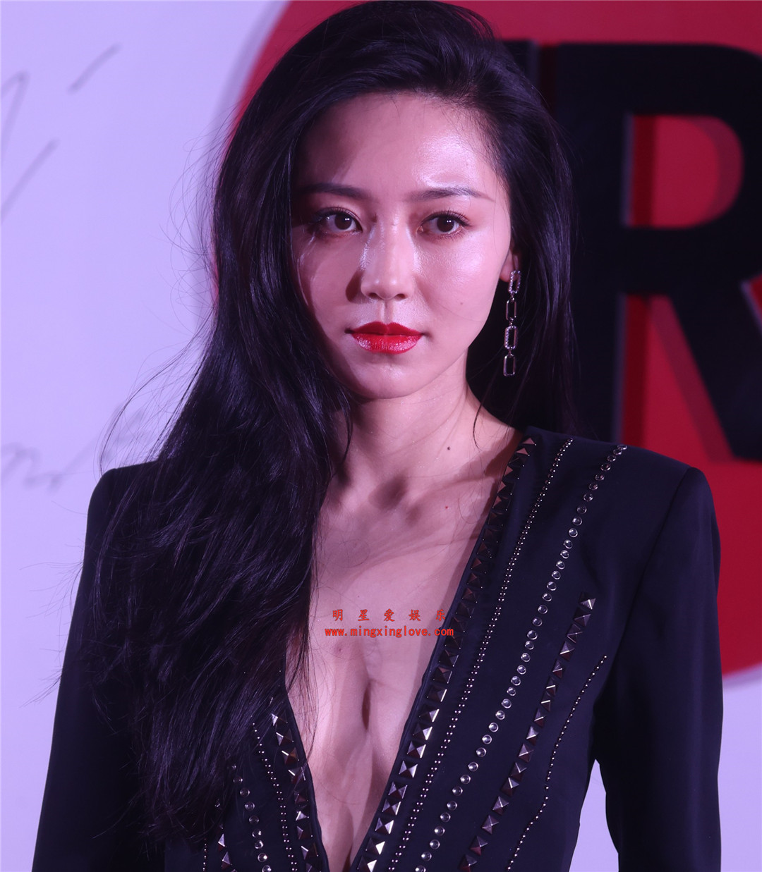 黄梦莹参加某时尚活动时的走红毯照片花絮,大尺度深V露胸装,光脚高跟特写,高清4K分辨率原图无修组图下载(至尊)-明星爱娱乐
