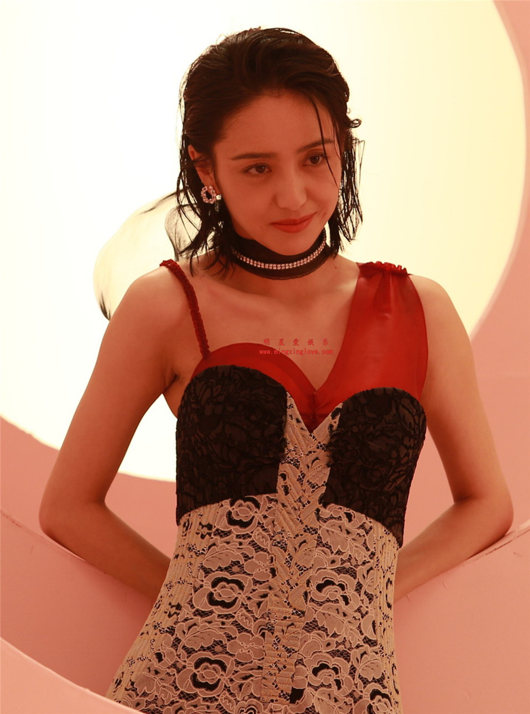 佟丽娅为某杂志拍摄的封面写真花絮照片,吊带露胸长裙造型,高清4K分辨率原图无修组图下载-明星爱娱乐