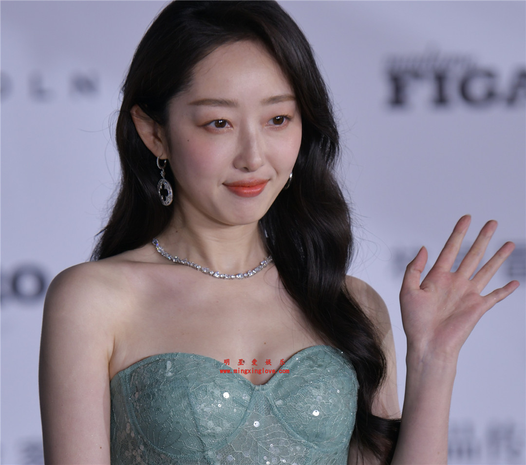 蒋梦婕参加费加罗时尚盛典上的走红毯照片花絮照，大尺度露胸晚礼服，放大可看清肌肤纹理，高清4K分辨率原图无修组图下载（至尊）-明星爱娱乐