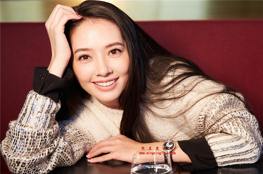 郭碧婷为某时尚杂志拍摄的封面大片照片，大长腿光脚等造型，放大可看清肌肤纹理，高清4K分辨率原图无修组图下载-明星爱娱乐